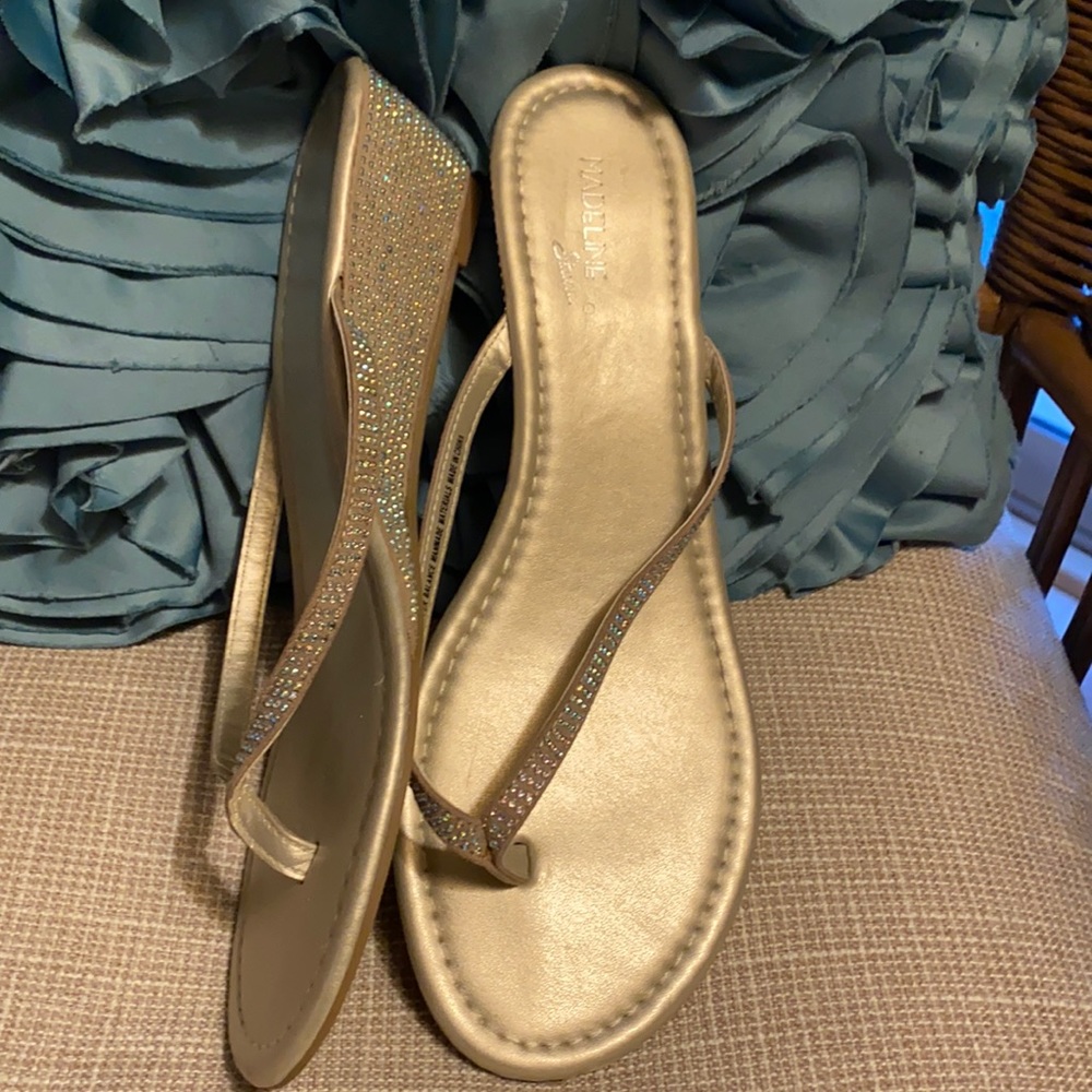 🌻Madeline Stuart gold bling sandals.  Size 11M. (E010).